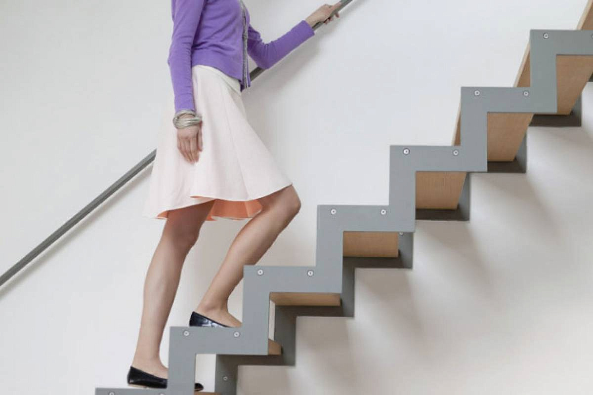 Фото раздвигающей ноги девушки усаживающейся на ступеньки