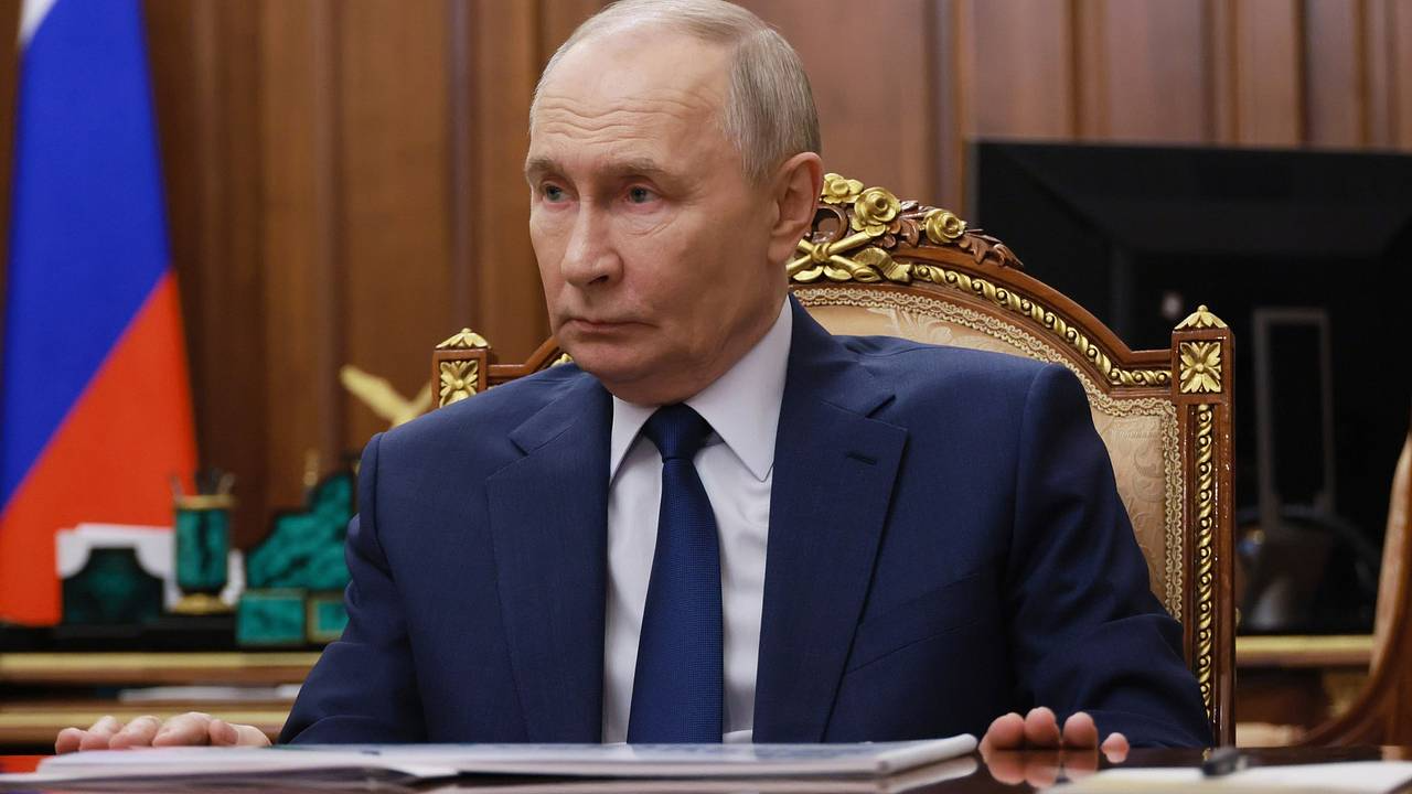 Путин присвоил звание Денису Майданову