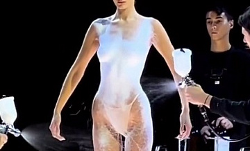 Голую Беллу Хадид «одели» с помощью распылителя в белое платье прямо на подиуме Парижской недели моды