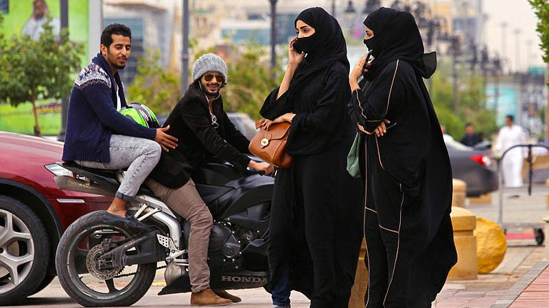 Саудовскую Аравию разрешили посещать женщинам без сопровождения мужчин