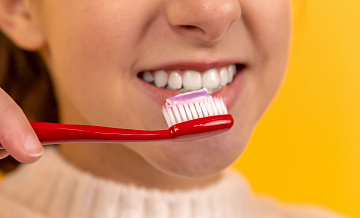 Стоматолог предупредил о вреде зубочисток и зубной нити