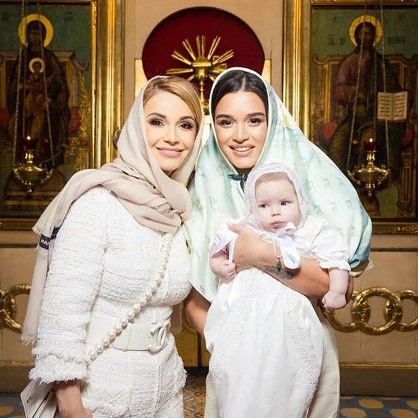Ольга Орлова крестила дочь и впервые показала ее лицо