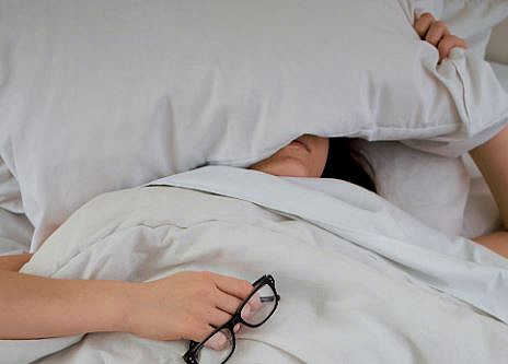 Недостаток сна ведет к стрессу, раздражительности и перепадам настроения. Как это исправить