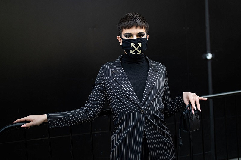 Balenciaga и Yves Saint Laurent будут шить медицинские маски